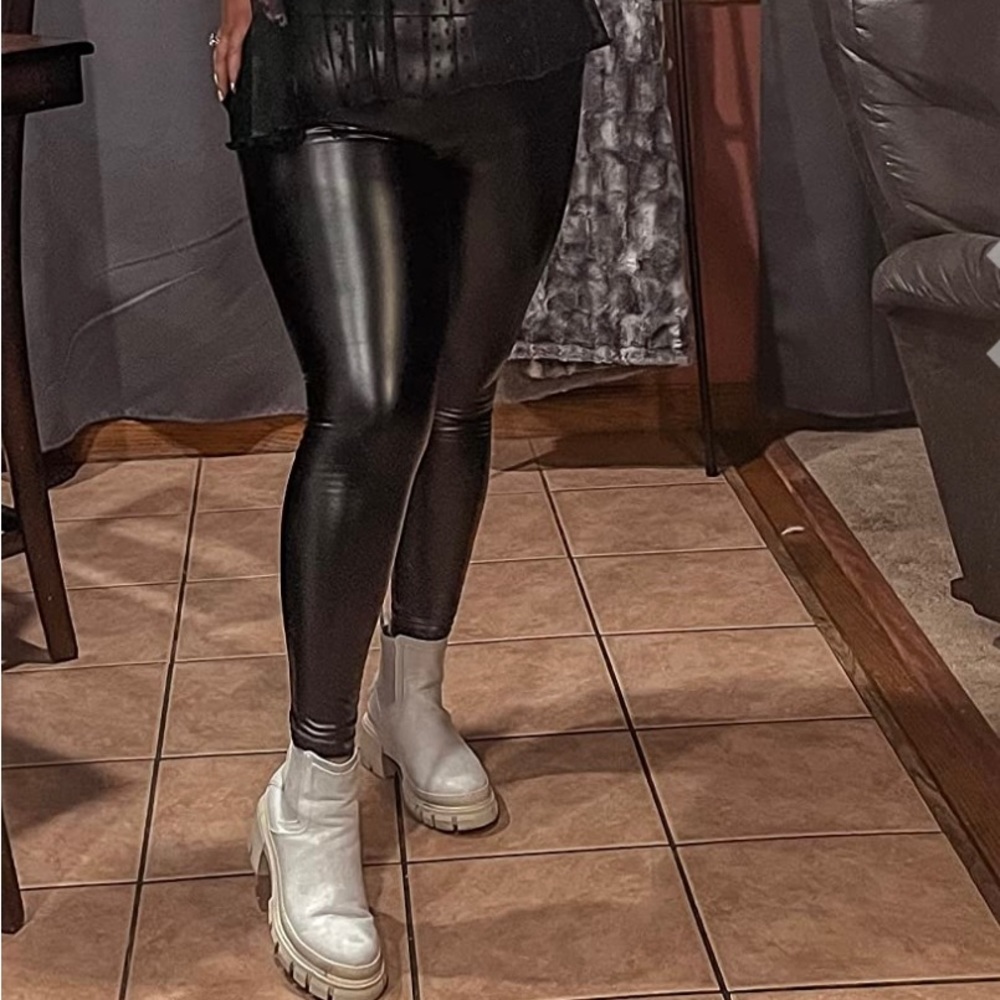 FAUX LEATHER LEGGINGS!